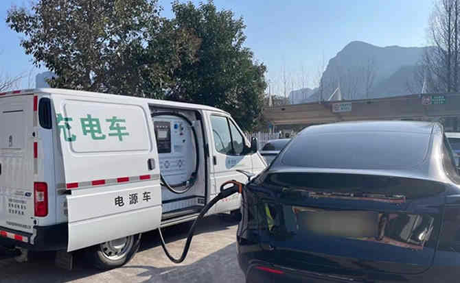 洛扎汽车搭电